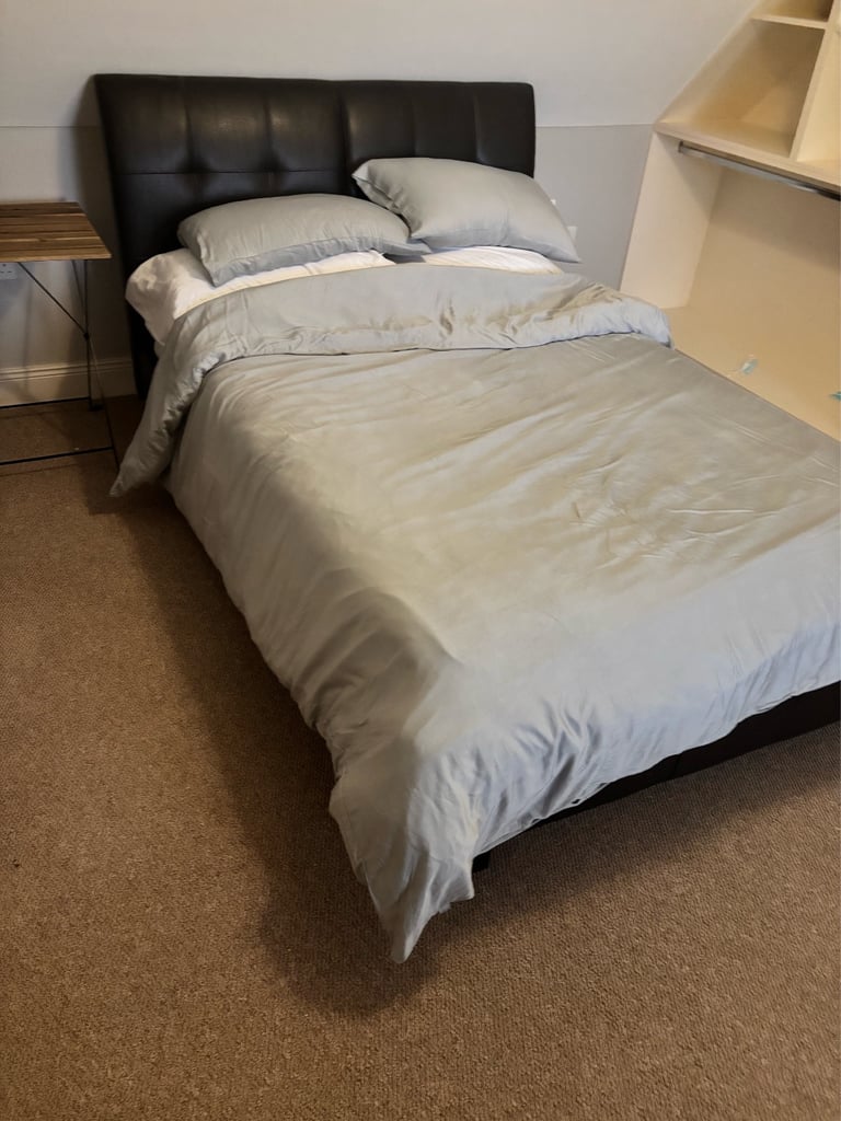 Double room 8 mins from train station