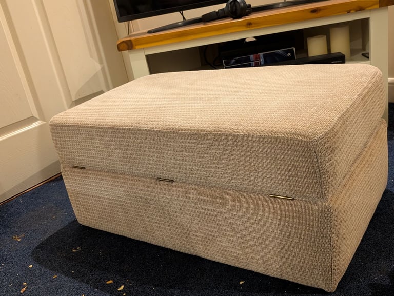 Storage footstool/ottoman 