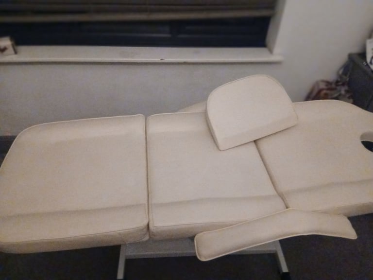  💆‍♀️ Professional White Massage / Beauty Bed – Excellent Condition