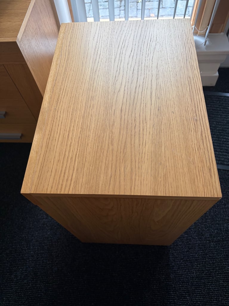 Bedside Cabinets 