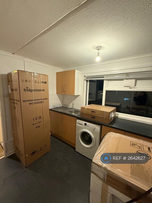 1 bedroom flat in Hornbeam Road, Buckhurst Hill, IG9 (1 bed) (#2642627)