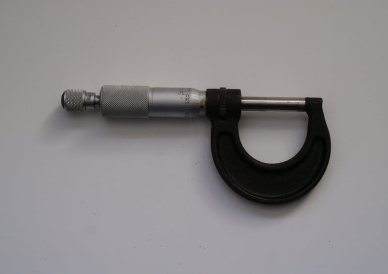 Moore & Wright 0”-1”’ (Imperial) Micrometer No. 965, cased and boxed in excellent condition
