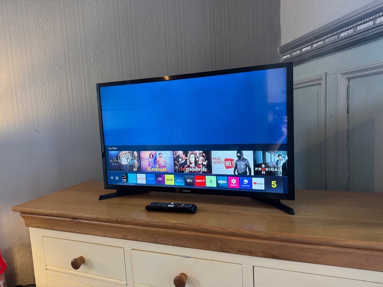 image for 32 " Samsung smart tv in excellent condition 