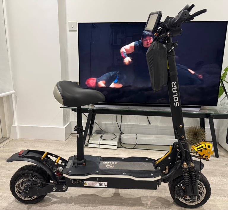 Solar Electric Scooter with Seat + Storage Bag + Waterproof Phone Holder – Excellent Condition