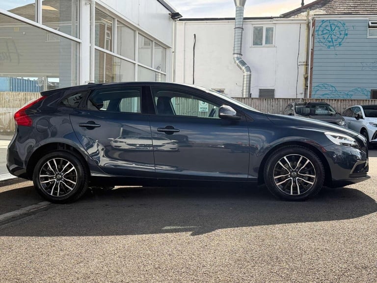VOLVO V40 2.0 D2 Momentum Euro 6 (s/s) 5dr 2017
