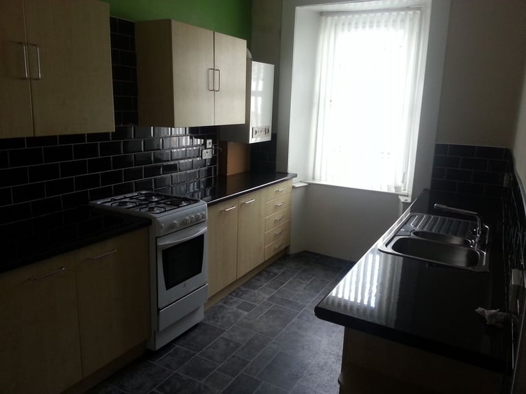 Spacious 2-Bedroom First Floor Flat with Sea Views