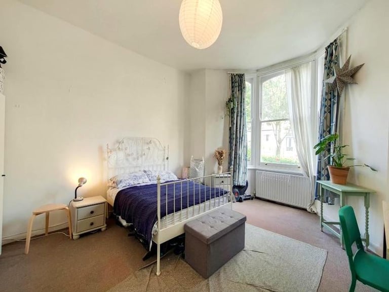 Cozy room available in Limehouse