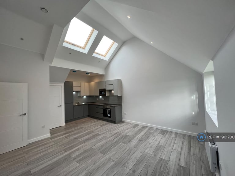 image for 3 bedroom flat in Park Lodge, London, N13 (3 bed) (#1901700)