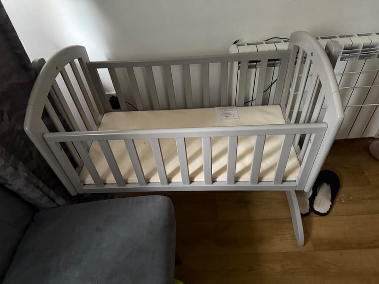 Baby Sophie Swinging Crib