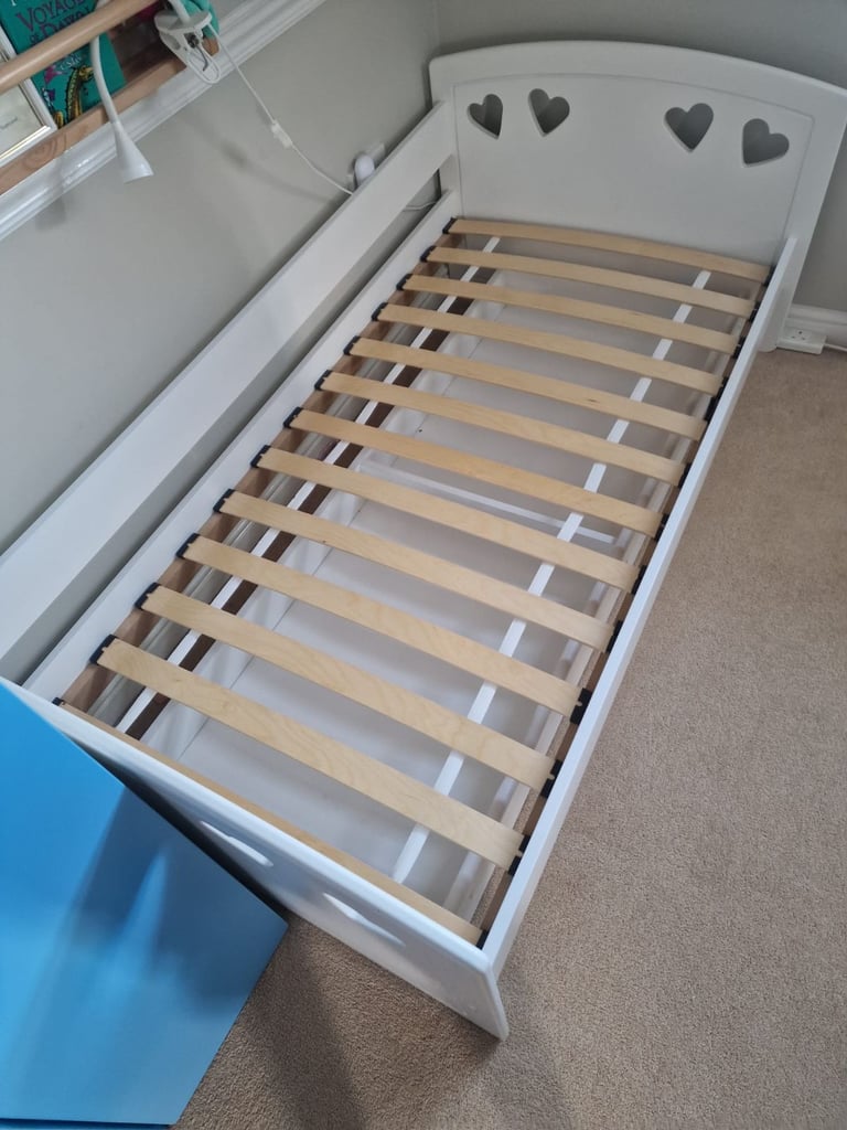 Beautiful toddler bed frame for girl