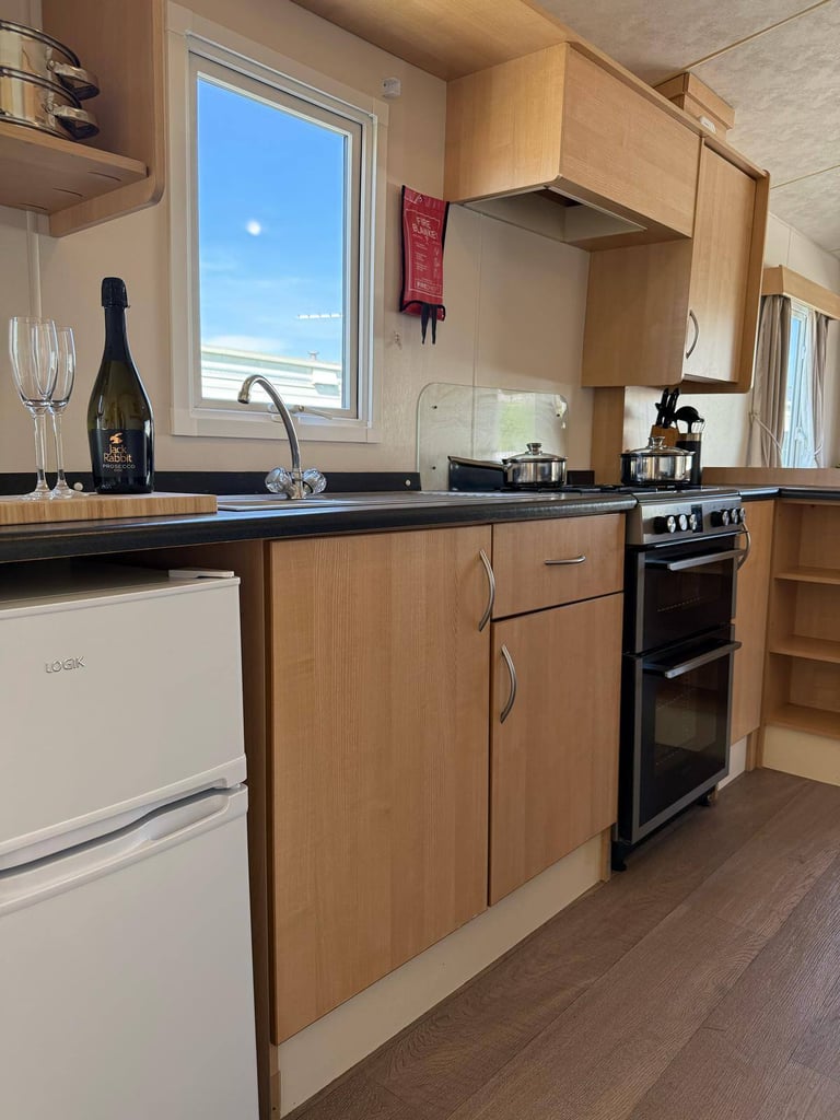 Cheap cosy 2-bedroom caravan with decking. 