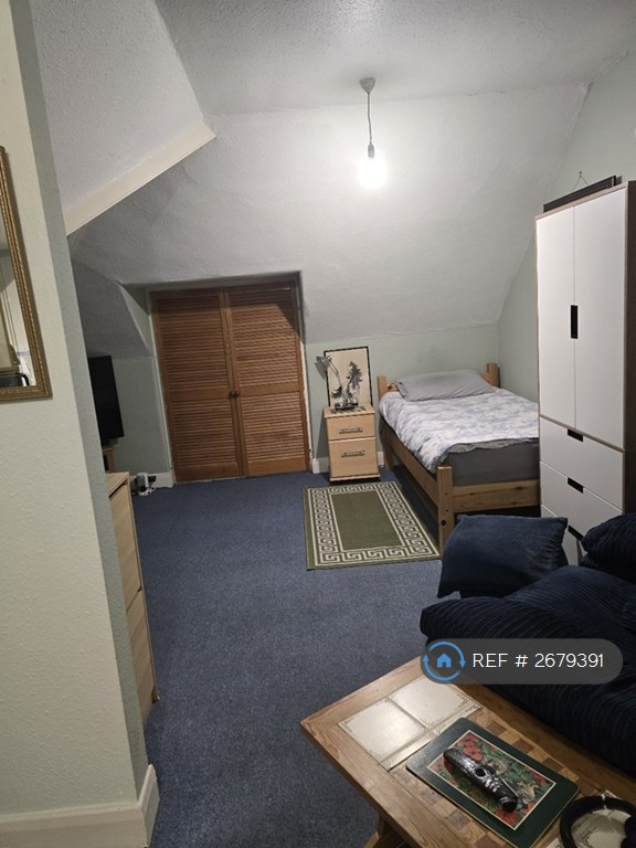 Studio flat in South Norwood, London, SE25 (#2679391)