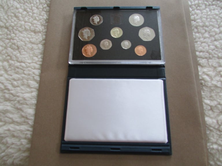 1992 UNITED KINGDOM PROOF COIN SET.