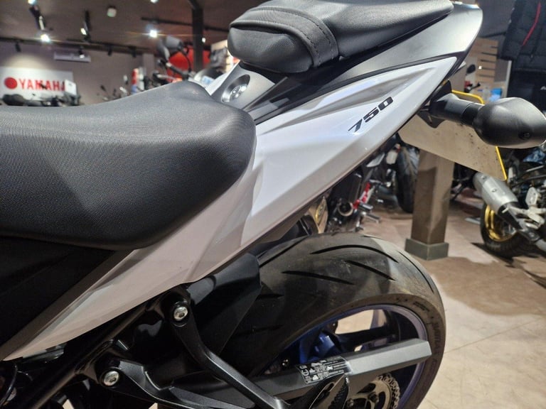 SUZUKI GSXS 750 IN WHITE