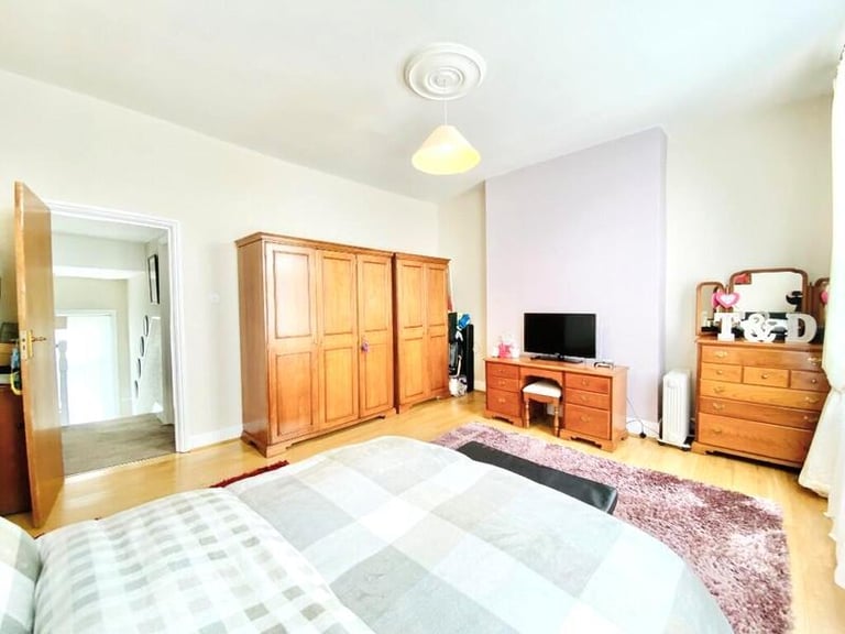 image for 🏠 Bright and spacious room available in Mudchute for £800 all bills included. 