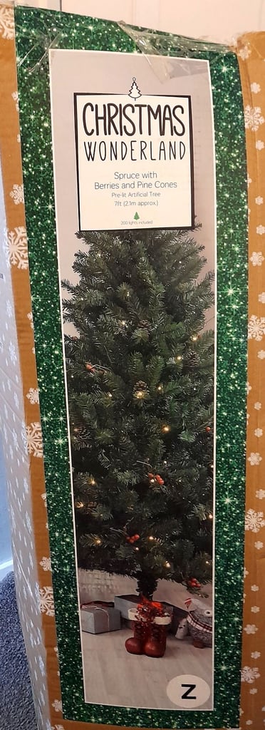 Pre lit Christmas tree with berries & cones.(7ft)