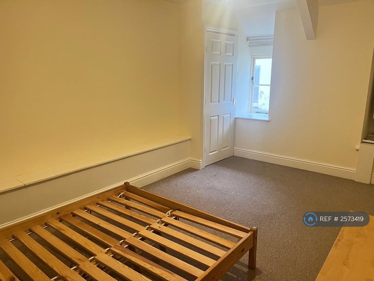 2 bedroom flat in High Street, Haverfordwest, SA61 (2 bed) (#2573419)