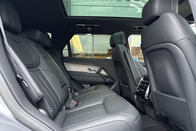 2023 Land Rover Range Rover Sport 3.0 D300 MHEV Dynamic SE SUV 5dr Diesel Auto 4WD Euro 6 (s/s) (...