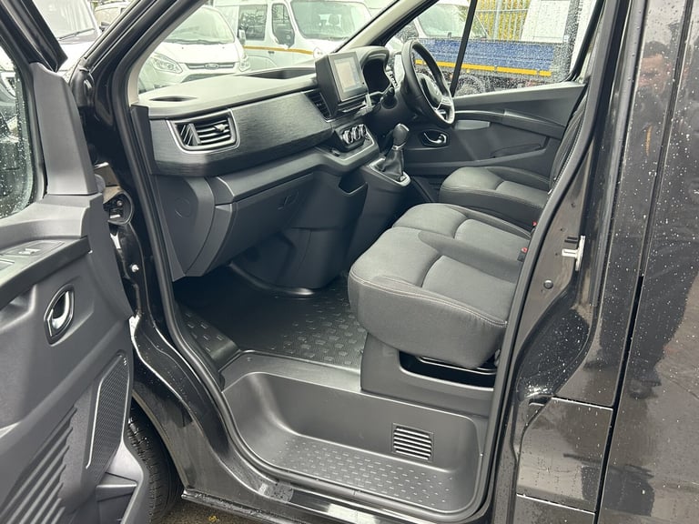 RENAULT TRAFIC 2.0 LL30 Blue dCi 170 Auto EDC Extra Sport Crew Cab Van 6 Seater