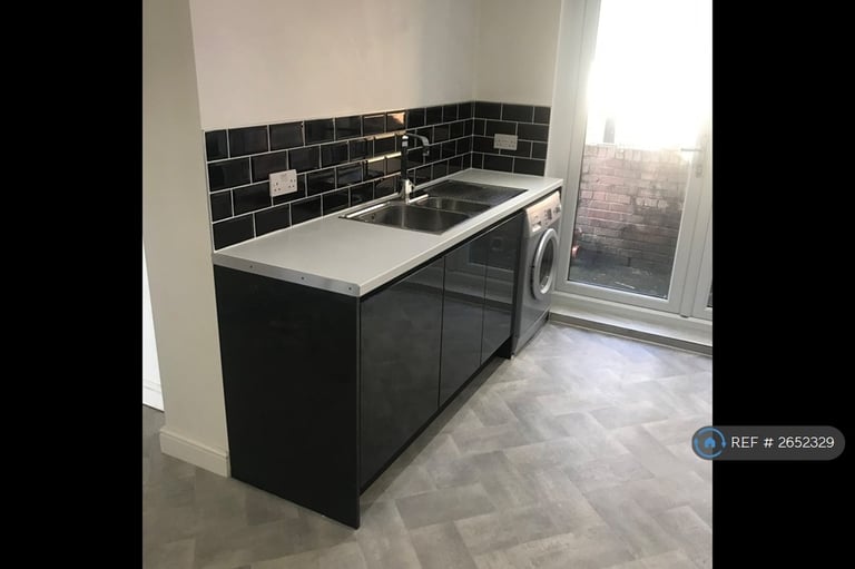1 bedroom flat in The Parade, Sheffield, S12 (1 bed) (#2652329)