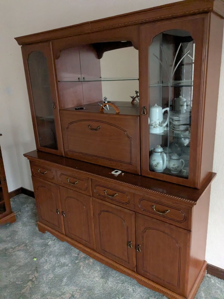 Free wall display unit