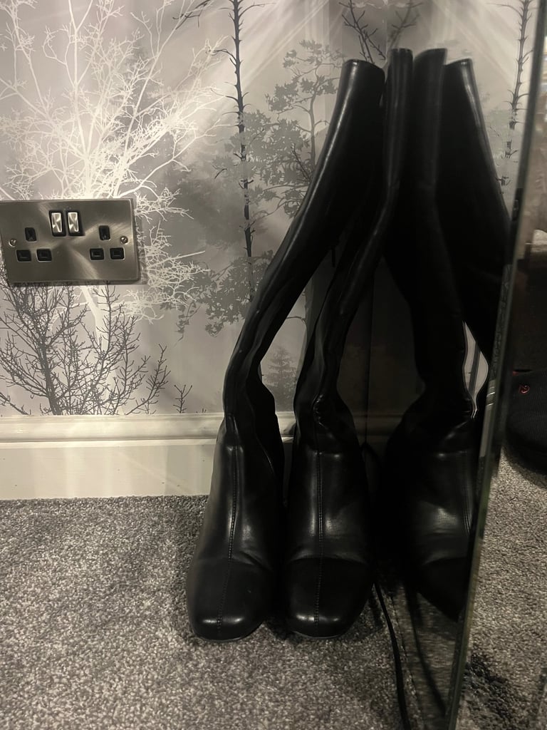 image for New look black boots - size 5