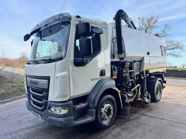 image for 2020 20 DAF LF 230 E6 15T Johnston VT652 Dual sweep road sweeper gully arm