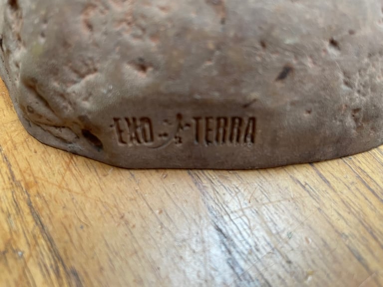 Reptile hideaway for vivarium