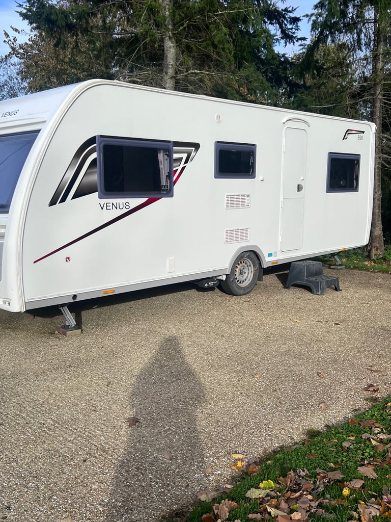 2018 Lunar Venus 590 6 berth fixed bunks 