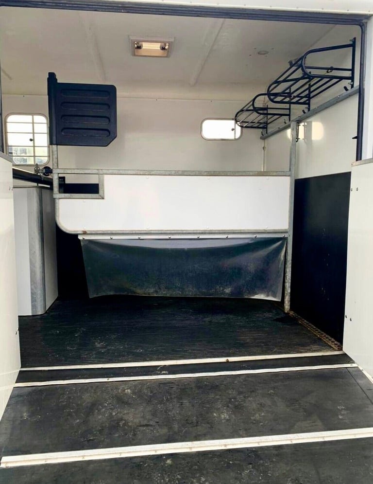 Horse trailer with living- Show-Treka L carries two horses - ( up to 18hh) 