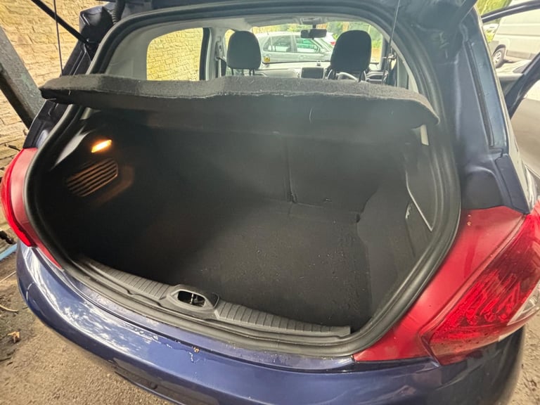 Peugeot 208 1.2cc ACTIVE 82 bhp good spec