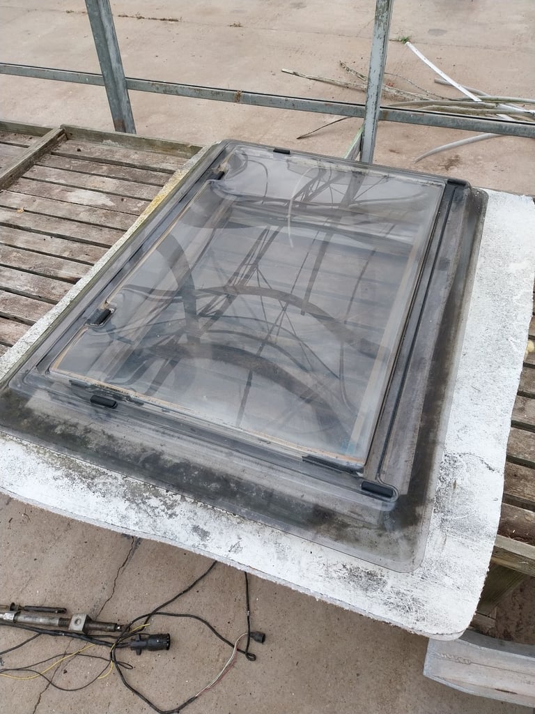 Remis tilt and slide caravan skylight top dome 