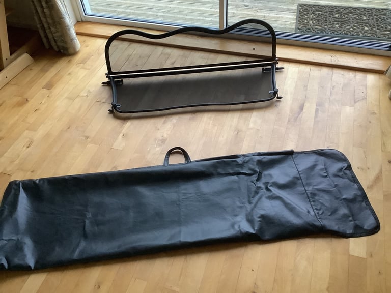 Wind deflector for mini convertible