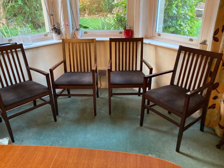 Set of 4 solid dining chairs
