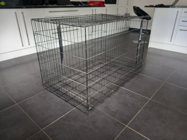 Large dog crate with removable plastic tray