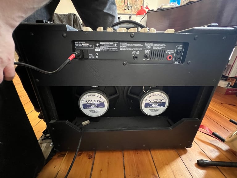 Vox VT100 Amp with 22 Amp Emulations built in