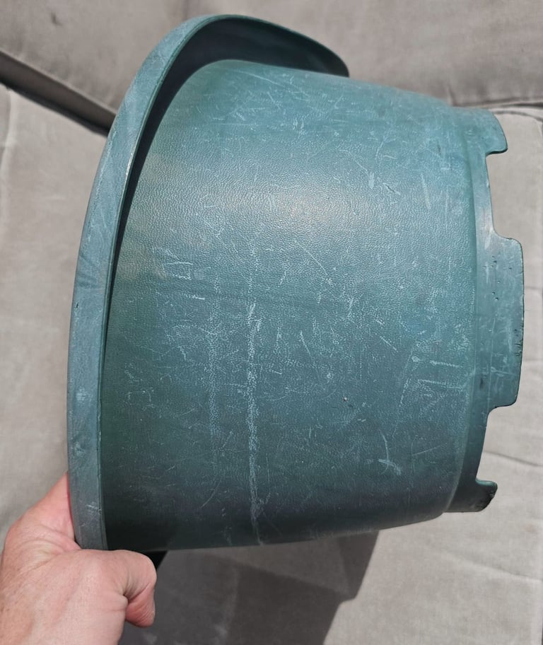 Dog box bed plastic cat bed  Green chingford E4