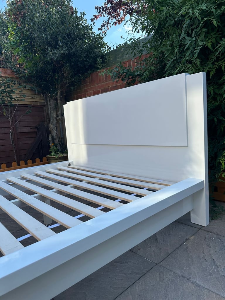 Lovely Julian Bowen Modern High Gloss 4ft6 Double Size Bed Frame – Superb Condition