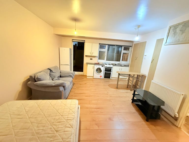 Detached Studio House to let in Clayhall IG5 0DJ all Bills Included except council Tax