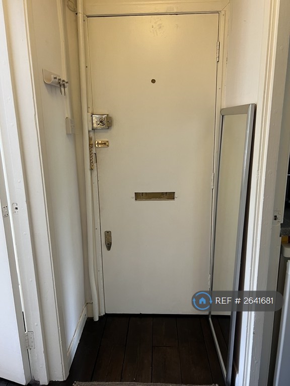 Studio flat in Oakley Square, London, NW1 (#2641681)