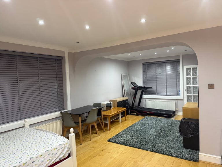 🌸 Master Twin Room for Rent – SL2 Area 🌸 for 2 occupants 