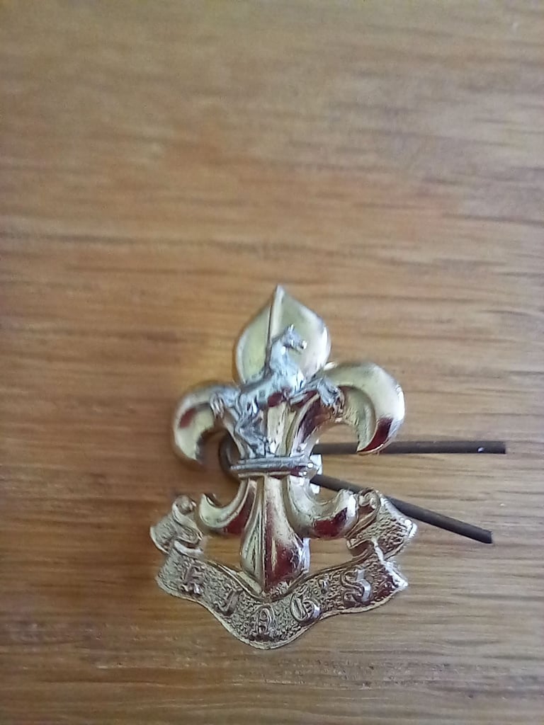 Military collar badge