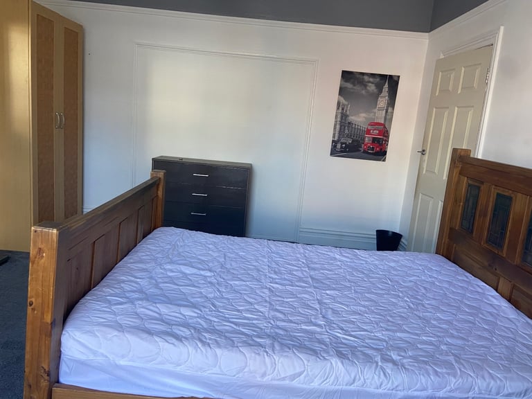 LARGE DOUBLE ROOM TO RENT