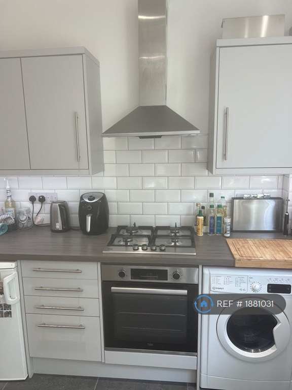 1 bedroom flat in Ridge Terrace, Leeds, LS6 (1 bed) (#1881031)