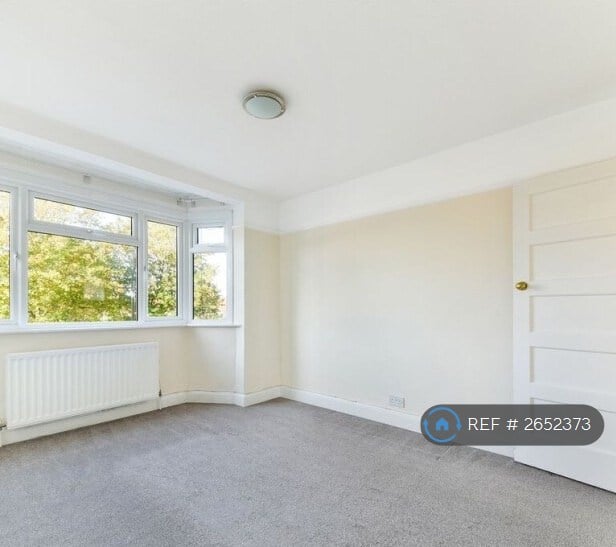 2 bedroom flat in Central Gardens, Morden, SM4 (2 bed) (#2652373)