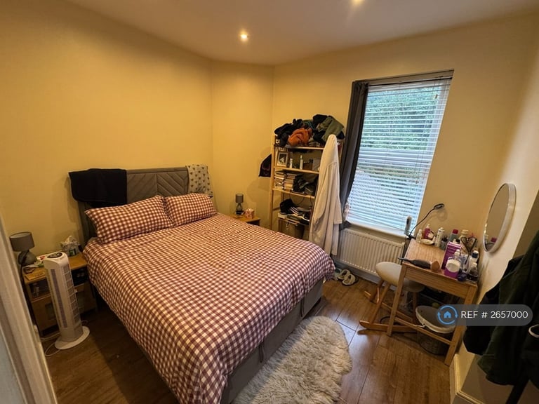 1 bedroom flat in Ferme Park Road, London, N4 (1 bed) (#2657000)