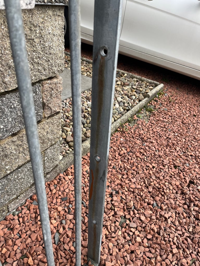 4 METRES STEEL RAILINGS/FENCING