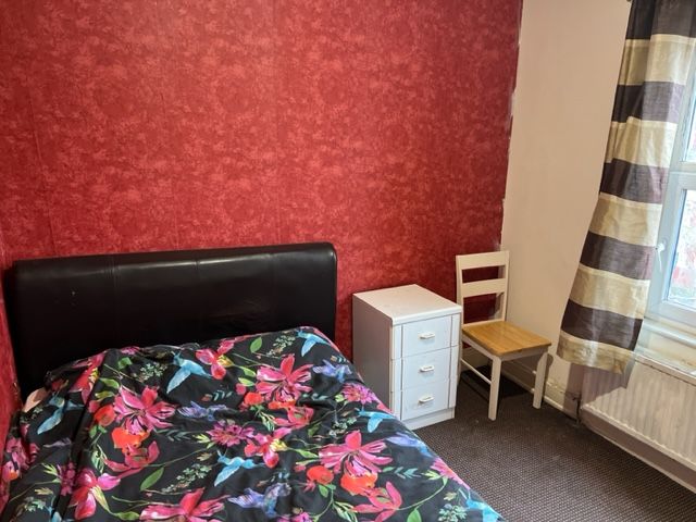 Cosy double room close to center and University. Starts from £135p/w