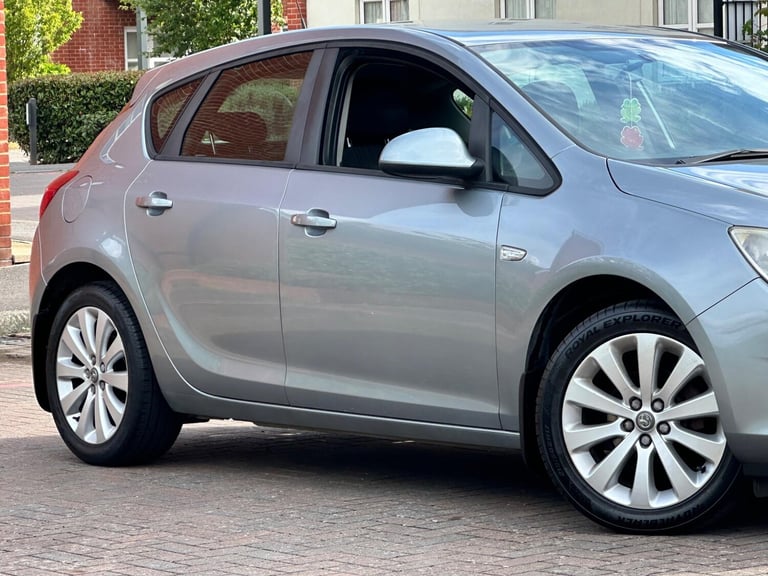 2011 Vauxhall Astra 1.4 16v Exclusiv Euro 5 5dr HATCHBACK Petrol Manual