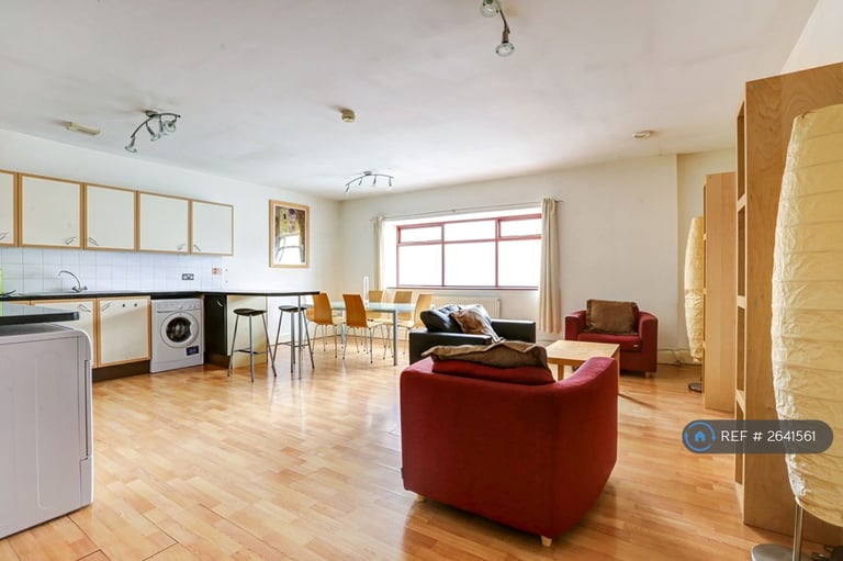 2 bedroom flat in Regents Court, Manchester, M1 (2 bed) (#2641561)